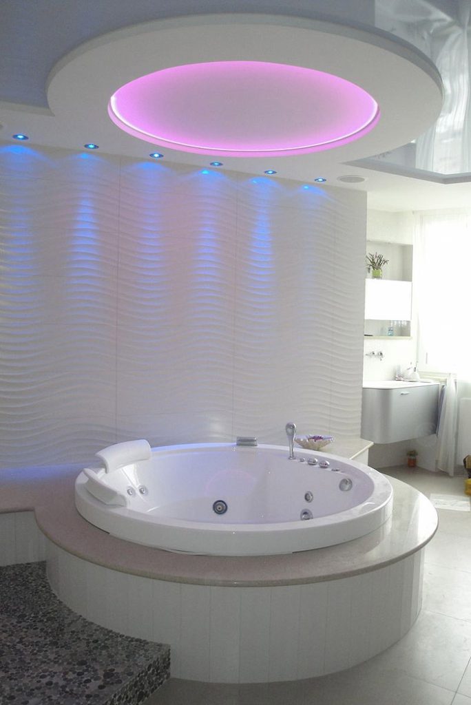 потолки натяжные с подсветкой для ванной