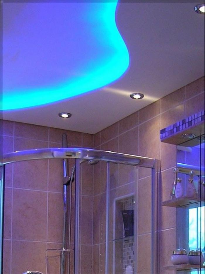 потолок в ванной с подсветкой